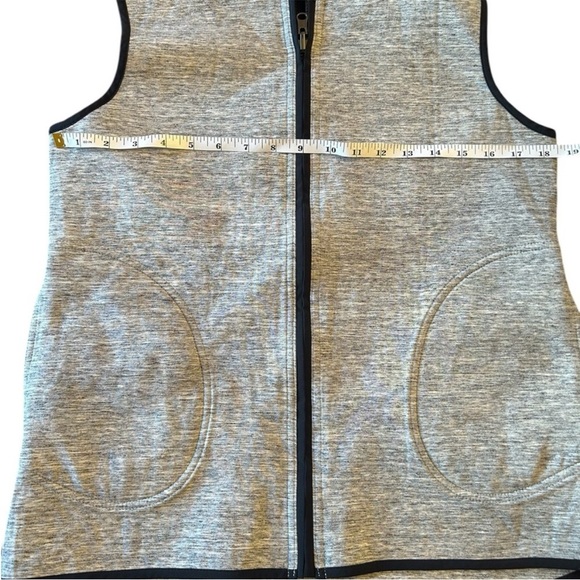 Lululemon Insculpt Vest Size 8 REVERSIBLE Light Gray with black Trim - Picture 9 of 14